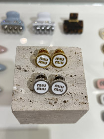 MIUMIU blanco esmalte letra metal redondo botón pendientes-3892  